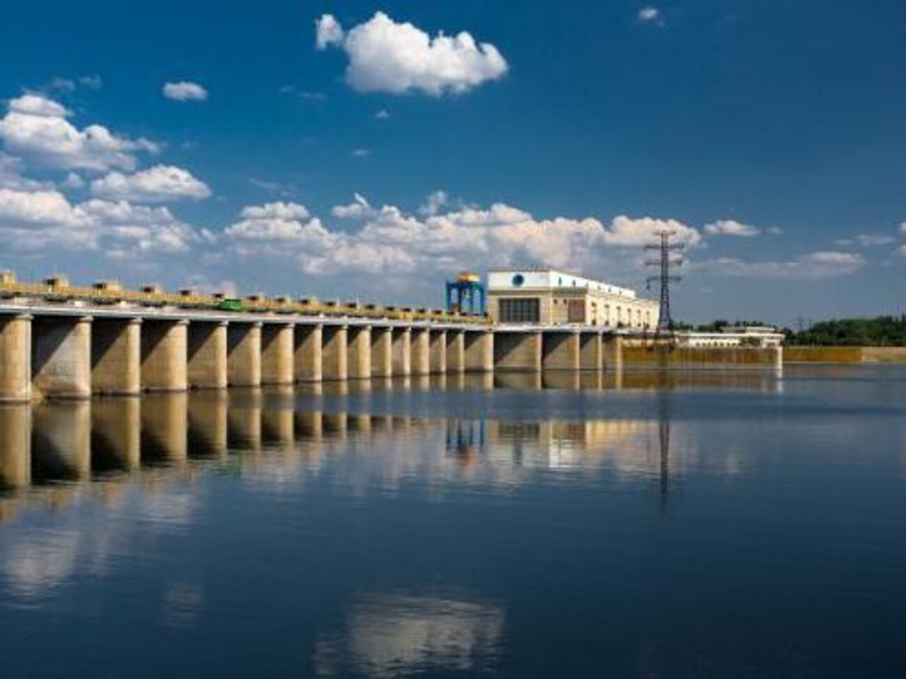 На Каховській ГЕС працює чотири із шести агрегатів