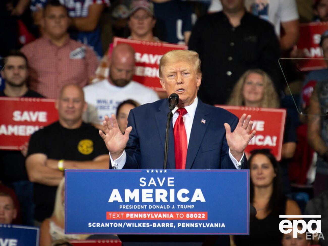 Вечером 8 августа сотрудники ФБР провели обыск в резиденции Трампа Мар-а-Лаго во Флориде