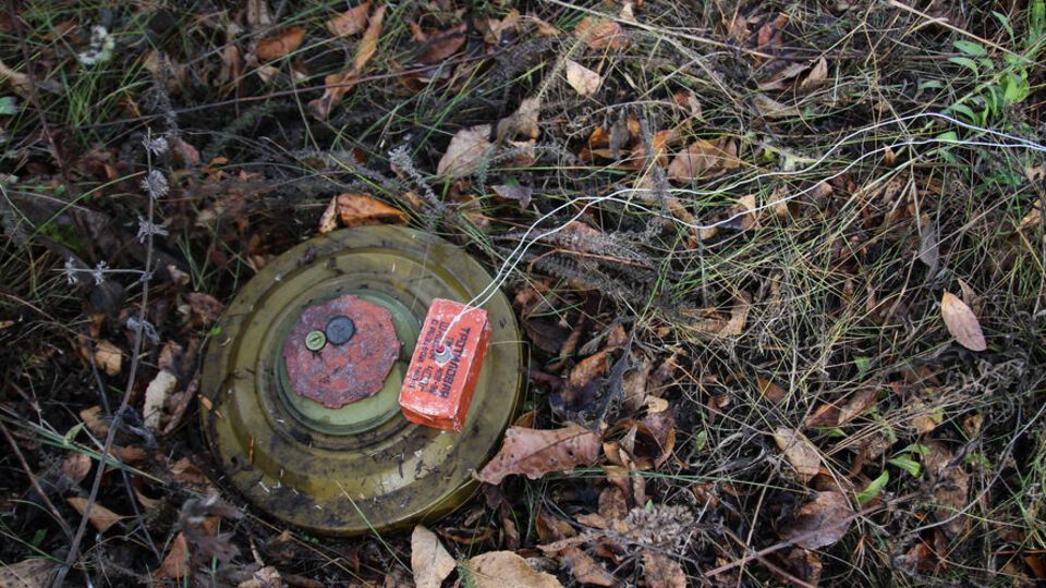 Первоначально на деоккупированной территории начинается разминирование дорог, подъездов в населенный пункт