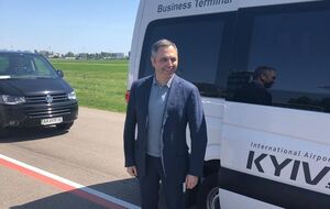 Портнов-старший теж виїхав з України, він каже, що зробив це на законних підставах