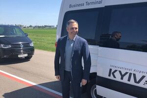 Портнов-старший тоже выехал из Украины, он говорит, что сделал это на законных основаниях