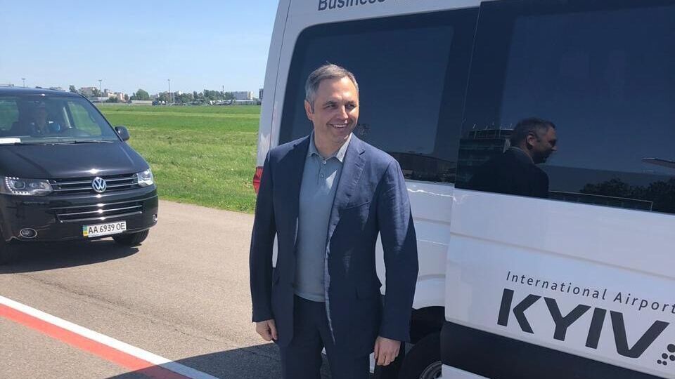 Портнов-старший тоже выехал из Украины, он говорит, что сделал это на законных основаниях