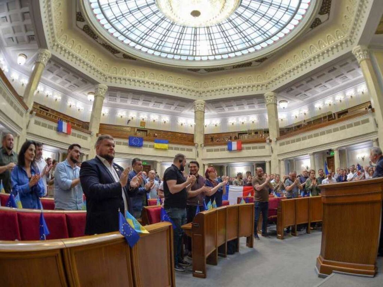 Рада запретила участвовать в конкурсе на пост главы НАБУ лицам, которые после 24 февраля провели за пределами Украины более 21 дня