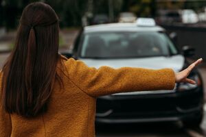 Офис языкового омбудсмена получил ряд жалоб на службы такси