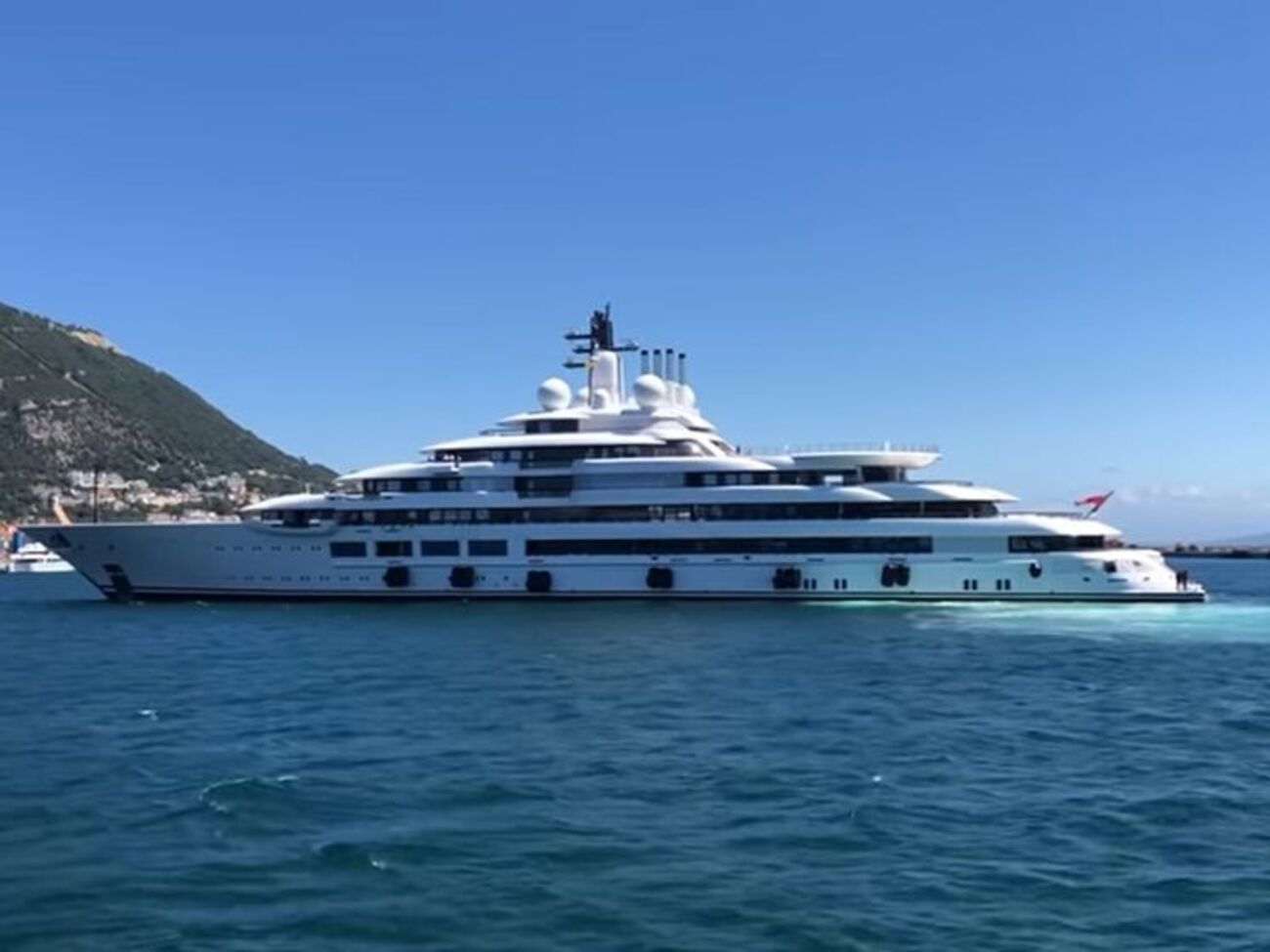 Яхту "Шехерезада", арестованную в результате введения санкций против РФ, связывают с Путиным