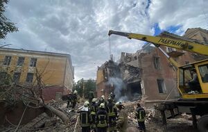 Рятувальники розчистили і розібрали приблизно 50 т зруйнованих елементів будинку у Слов'янську, зазначили у ДСНС