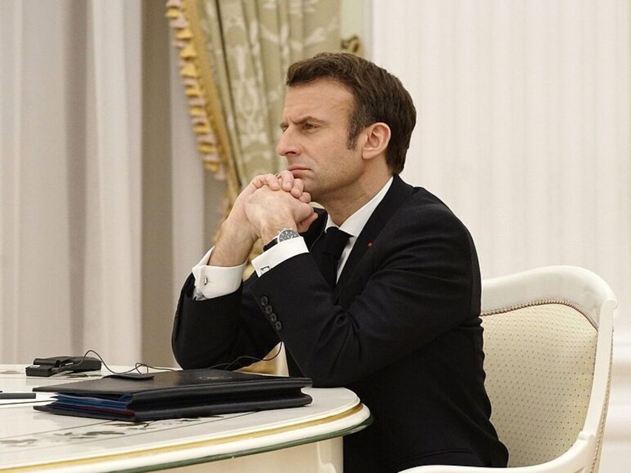 Макрон 24 февраля пообещал Зеленскому поговорить с Путиным, чтобы остановить войну