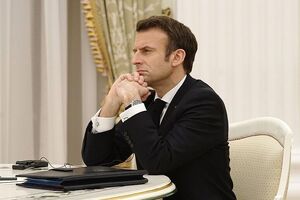 Макрон 24 февраля пообещал Зеленскому поговорить с Путиным, чтобы остановить войну