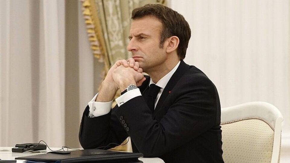 Макрон 24 февраля пообещал Зеленскому поговорить с Путиным, чтобы остановить войну