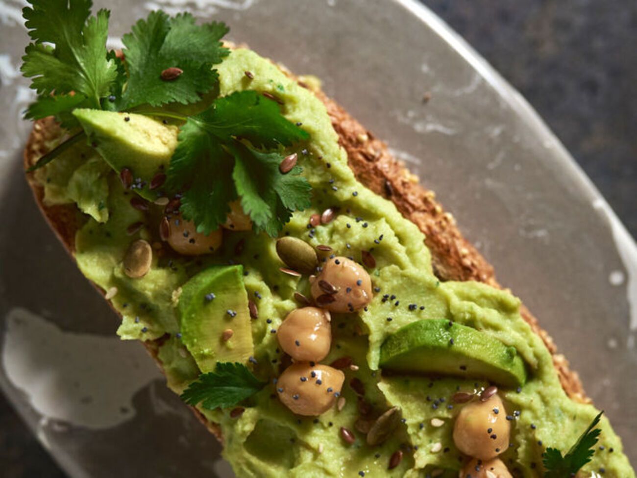 Подавать блюдо нужно с тостами