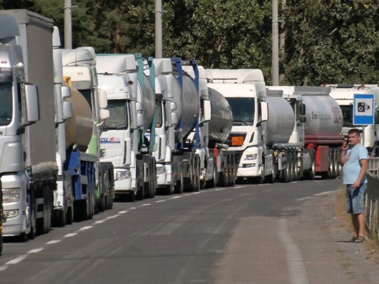 Водители фур сутками стоят в очереди на границе с Польшей