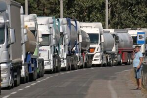 Водії фур цілодобово стоять у черзі на кордоні з Польщею