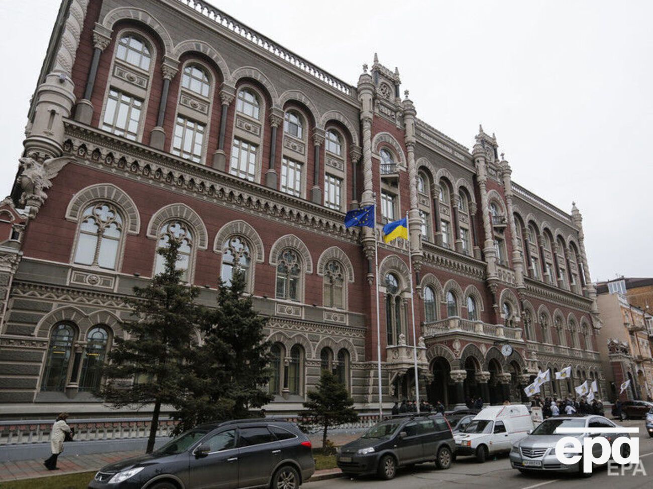 НБУ обіцяє, що долари в банках будуть
