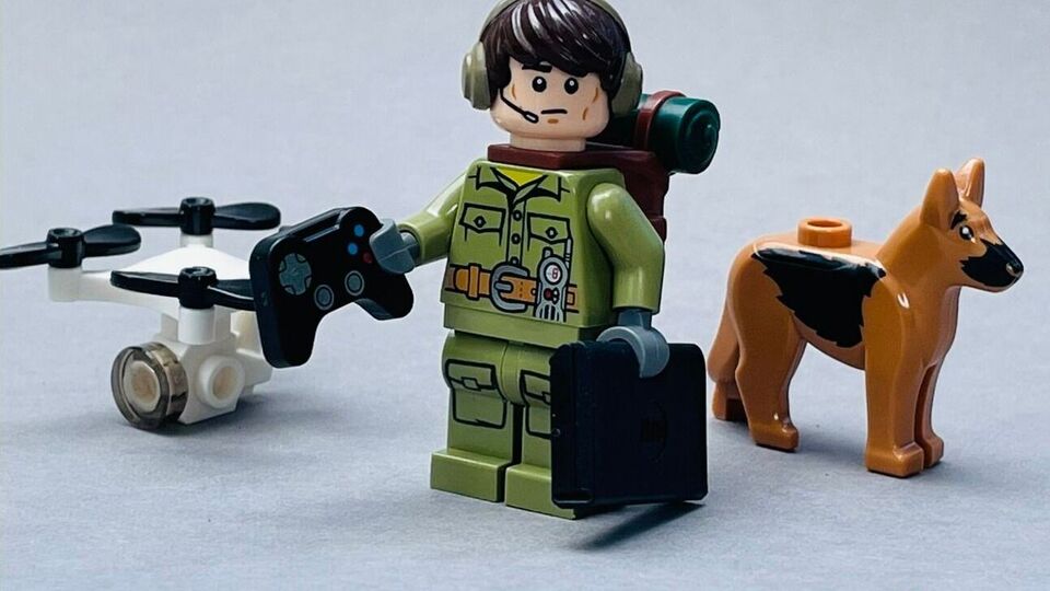 Автор фигурок таким образом хочет поддержать украинских аэроразведчиков на войне