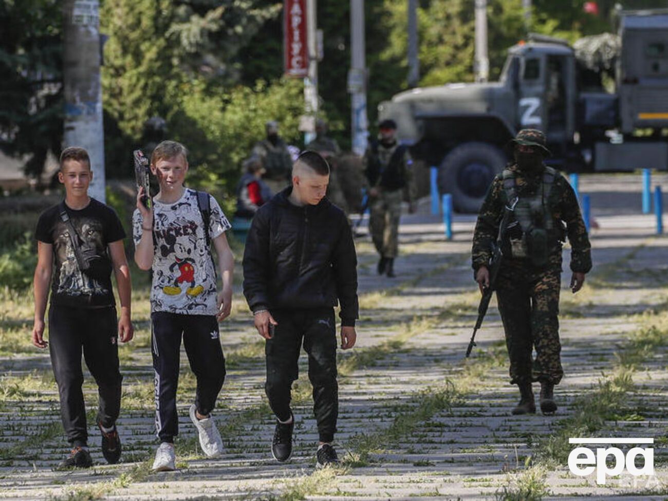 Оккупанты могут использовать детей в Херсонской области в качестве живого щита, предупреждает Минобороны