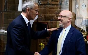 Глава НАТО Столтенберг і очільник Міноборони України Резніков провели зустріч під час засідання у Рамштайні