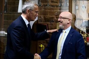 Глава НАТО Столтенберг і очільник Міноборони України Резніков провели зустріч під час засідання у Рамштайні