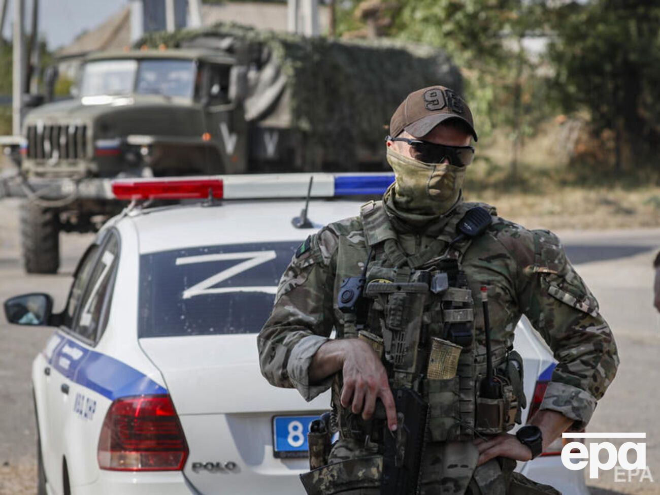 Российские солдаты проводят унизительную "фильтрацию" украинцев