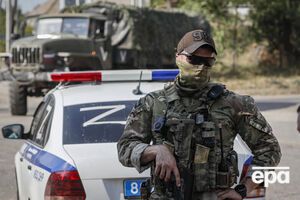 Російські солдати проводять принизливу "фільтрацію" українців