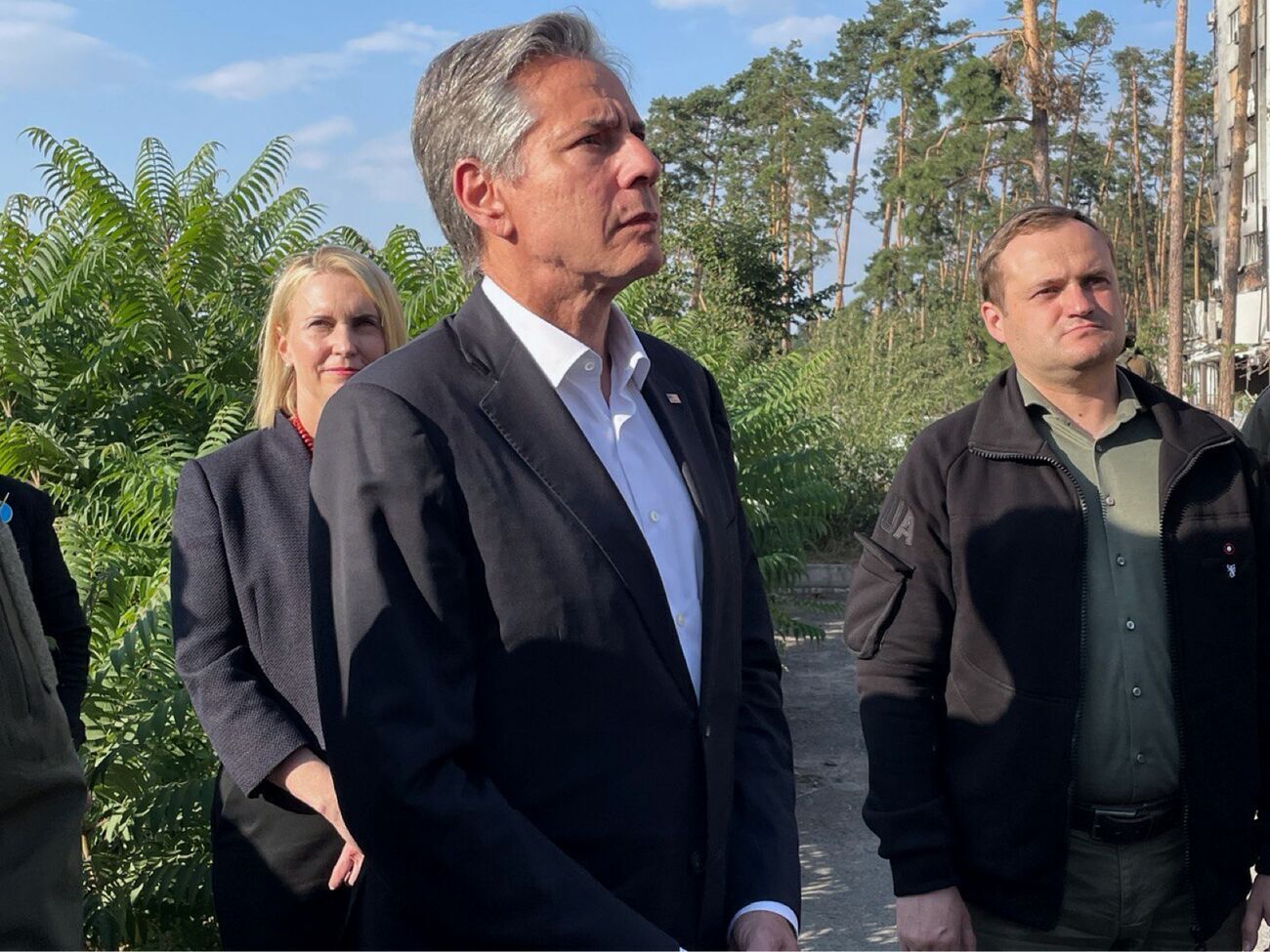 В Ірпені Блінкен побачив знищені автомобілі, сліди від обстрілів, зруйновані житлові будинки, зазначив Кулеба