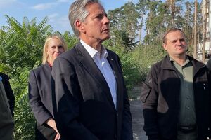 В Ірпені Блінкен побачив знищені автомобілі, сліди від обстрілів, зруйновані житлові будинки, зазначив Кулеба