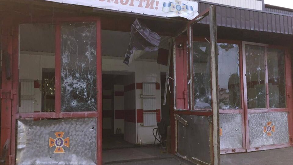 Оккупанты вновь обстреляли здание ГСЧС в Бахмуте