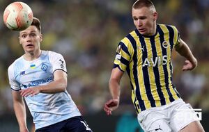 Единственный гол "Динамо" в ворота "Фенербахче" забил Цыганков (слева)