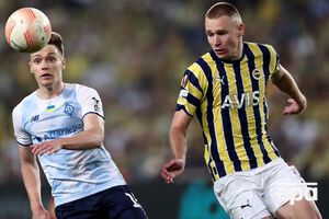 Единственный гол "Динамо" в ворота "Фенербахче" забил Цыганков (слева)