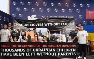 Під час фотосесії учасники проєкту розгорнули банер із написом на підтримку українських дітей, чиї батьки загинули після повномасштабного вторгнення РФ в Україну
