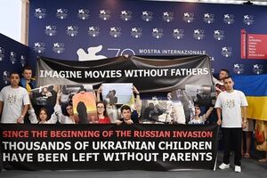 Під час фотосесії учасники проєкту розгорнули банер із написом на підтримку українських дітей, чиї батьки загинули після повномасштабного вторгнення РФ в Україну