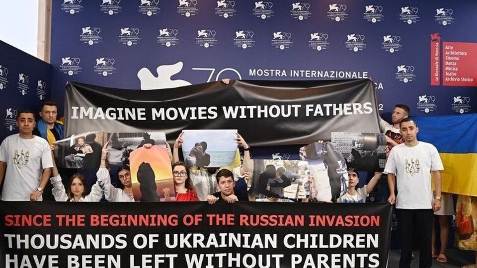 Під час фотосесії учасники проєкту розгорнули банер із написом на підтримку українських дітей, чиї батьки загинули після повномасштабного вторгнення РФ в Україну