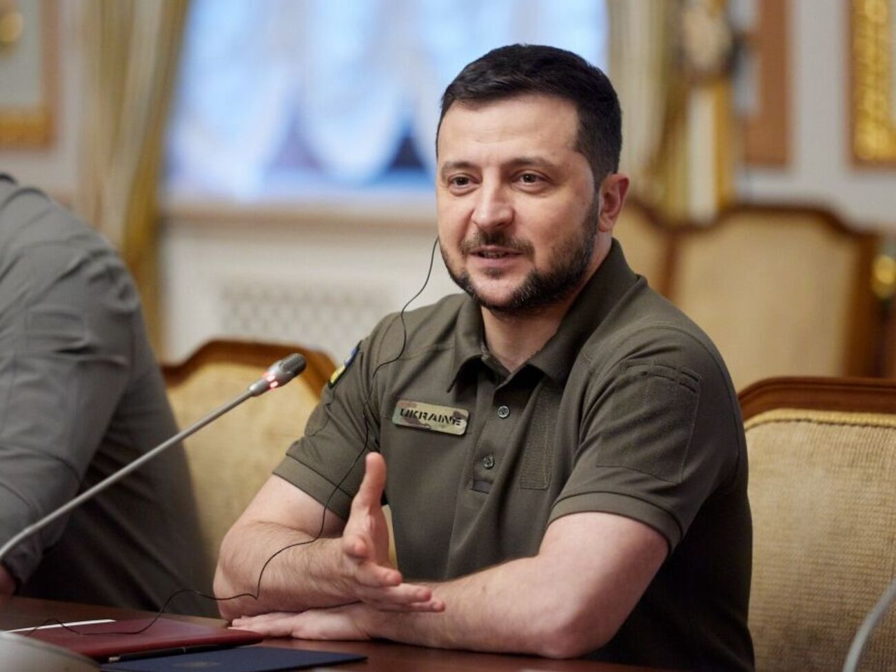 Зеленский поблагодарил украинских военных и спецслужбы "за каждый украинский флаг, который был установлен в эти дни"