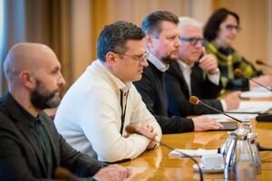 Кулеба (второй слева) поприветствовал Блинкена в Киеве, чтобы поблагодарить США за то, что они остаются надежным стратегическим партнером Украины