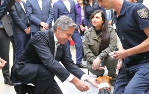 Блинкен, Патрон и хозяин собаки Михаил Ильев в вестибюле Охматдета