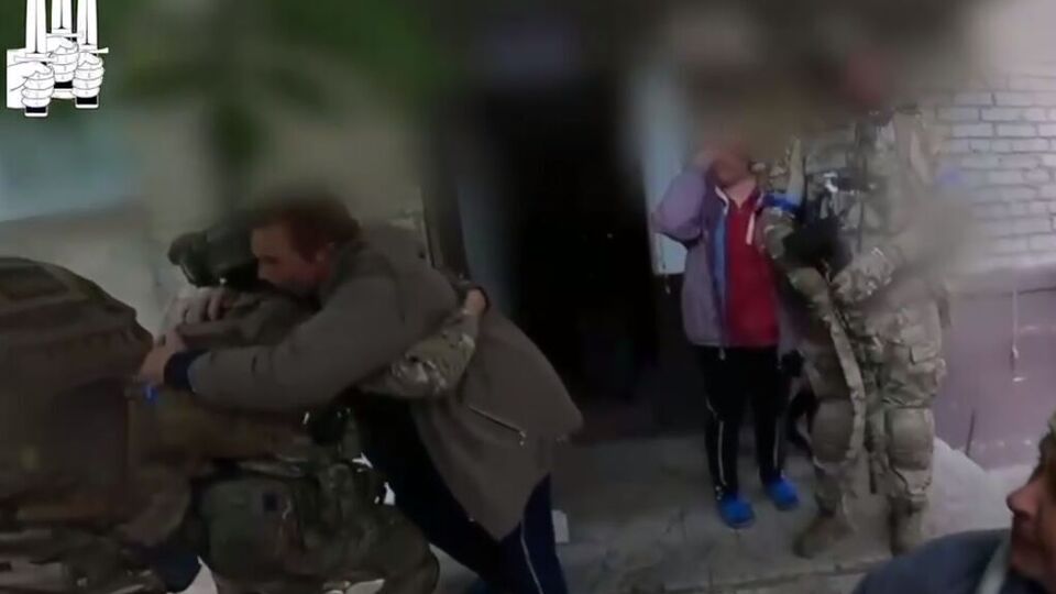 Жителі Балаклії обіймали українських військовослужбовців, які зайшли до міста