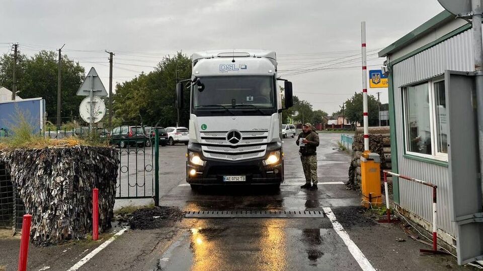 Перші фури вже виїжджають до Польщі через ПП "Устилуг"