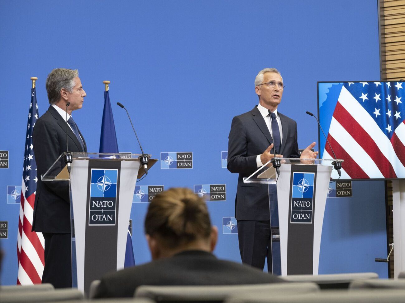 Цена, которую платят украинцы за войну, измеряется жизнями, отметил Столтенберг (справа)