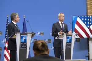 Ціну, яку платять українці за війну, вимірюють життями, зазначив Столтенберг (праворуч)