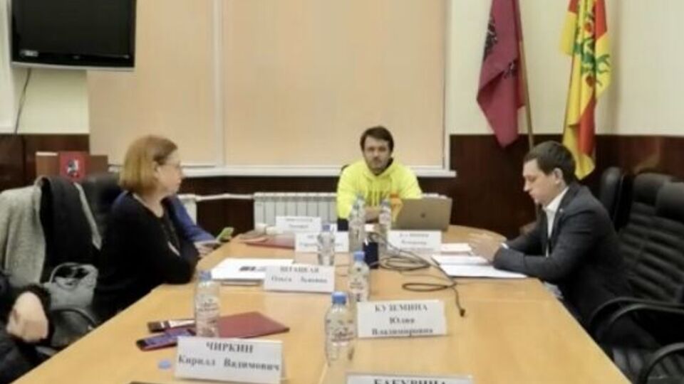 В обращении сказано, что "настало время уступить места свежим людям", с новыми идеями и силами