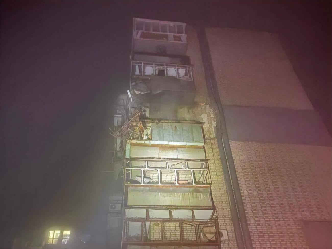 У Нікополі внаслідок обстрілу виникла пожежа у житловому будинку