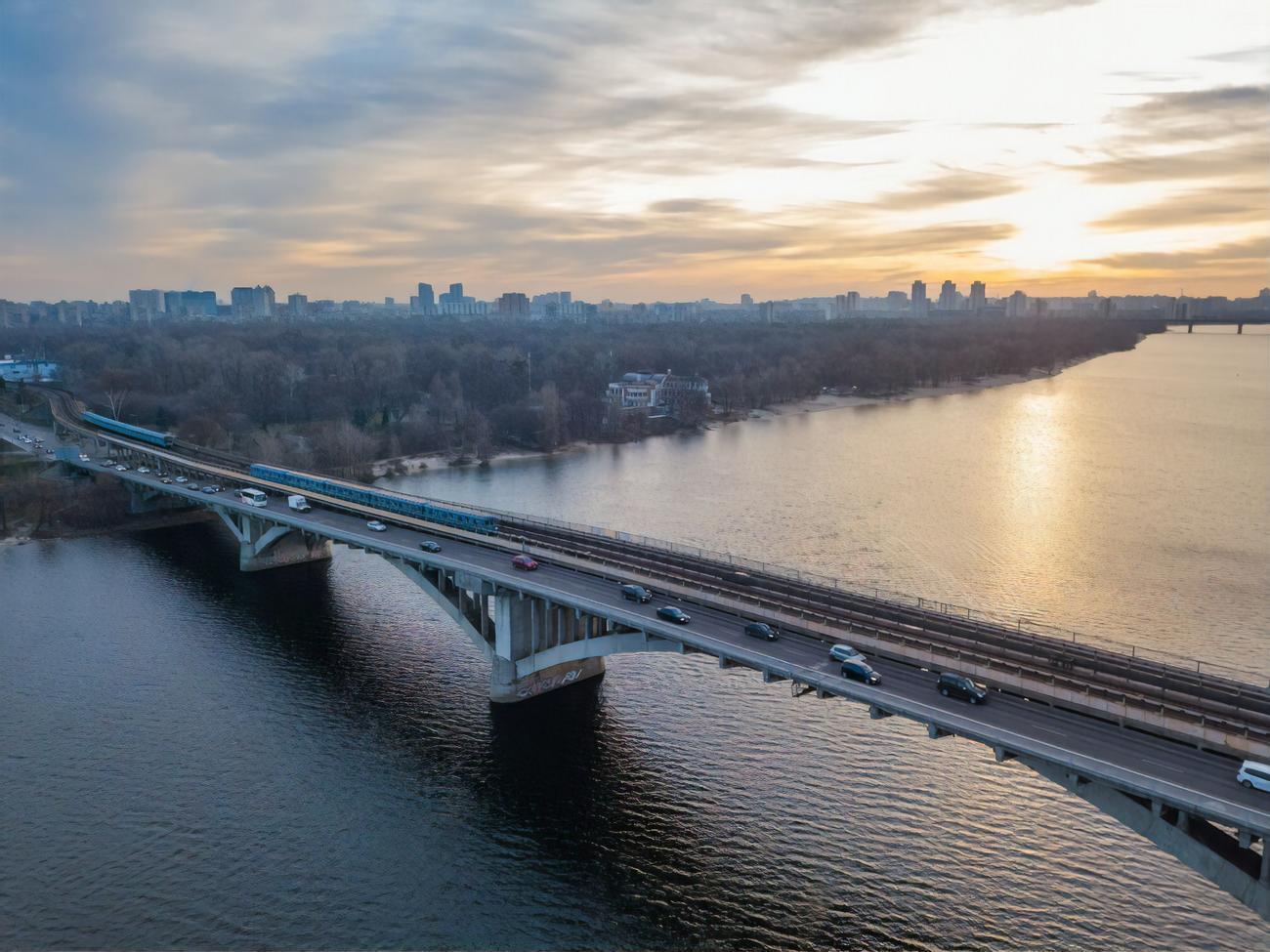 На коліях відкритої ділянки метро виявили сторонні предмети, схожі на уламки ракети