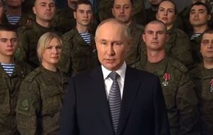 2022 року Путін записав новорічне звернення до росіян на тлі групи людей у військовій формі