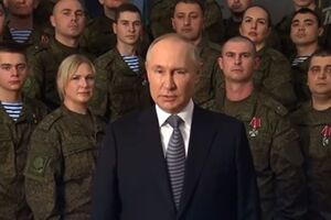 В 2022 году Путин записал новогоднее обращение к россиянам на фоне группы людей в военной форме