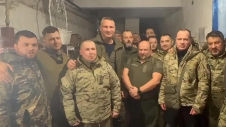 Виталий Кличко: Поехал поддержать, поблагодарить, отвезти помощь снаряжением. И подарить небольшую культурную программу для поддержания боевого духа