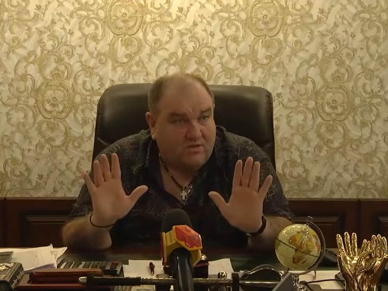 Поворознюка внесли в базу как "мародера". Сам он говорил, что его руки "очень много крали", и утверждал, что "никогда не воровал у людей, только у государства"