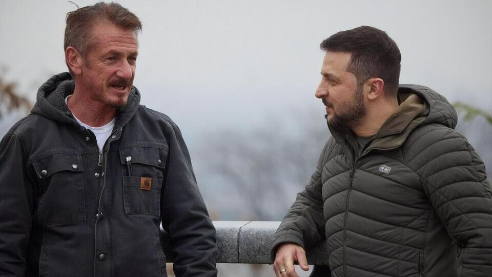 Пенн тричі приїжджав до України. Під час одного з візитів він вручив Зеленському свій "Оскар"