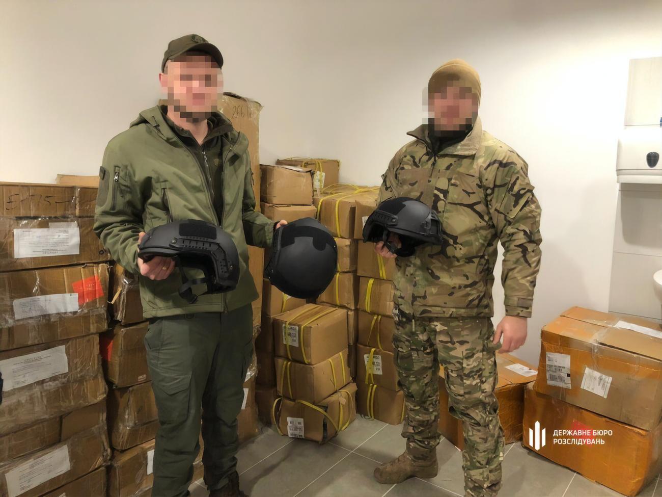 Обмундирування ввезли до країни під виглядом гуманітарної допомоги, але намагалися продати