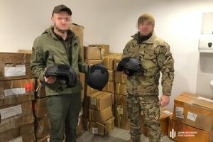 Обмундирування ввезли до країни під виглядом гуманітарної допомоги, але намагалися продати