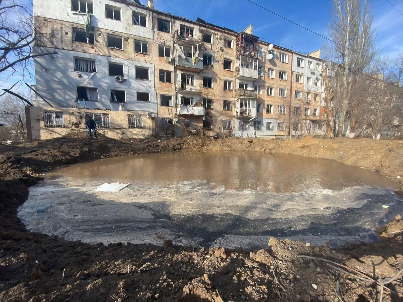 Снаряд прилетів у двір багатоквартирного будинку