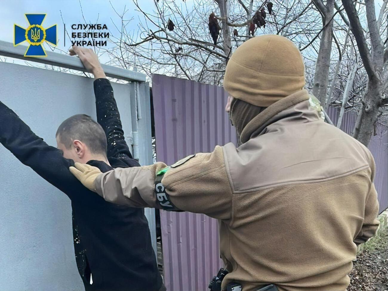 За даними слідства, чоловік допомагав окупантам організувати вивезення зерна з Харківської області
